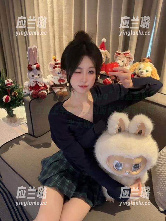 “17chigua”网站里那些故事，在晚上半睡半醒的时候正好能回味半天呢。