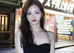 吃瓜，就是在“cgw”app里享受无与伦比的乐趣和突如其来的骚动。