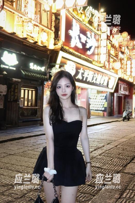 吃瓜，就是在“cgw”app里享受无与伦比的乐趣和突如其来的骚动。