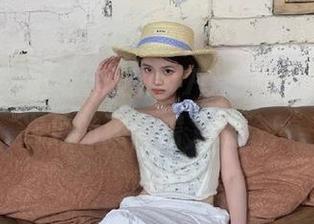 刚登录吃瓜17c，发现瓜比我上次见的还滑稽，哈哈！